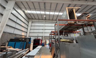 Galpon 970m2 con oficinas en Colectora Sur