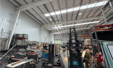 Galpon 970m2 con oficinas en Colectora Sur