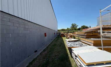 Galpon 970m2 con oficinas en Colectora Sur