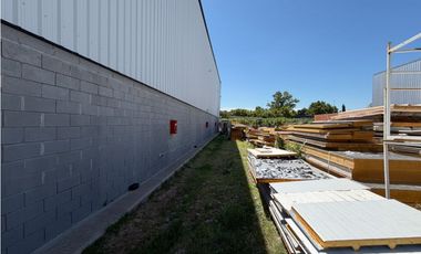 Galpon 970m2 con oficinas en Colectora Sur