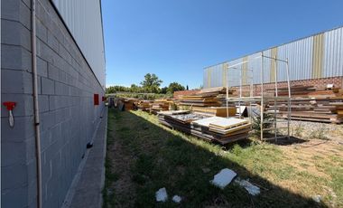 Galpon 970m2 con oficinas en Colectora Sur