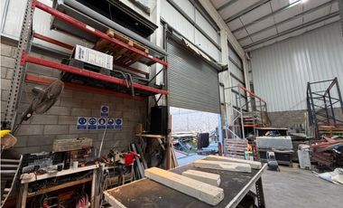 Galpon 970m2 con oficinas en Colectora Sur