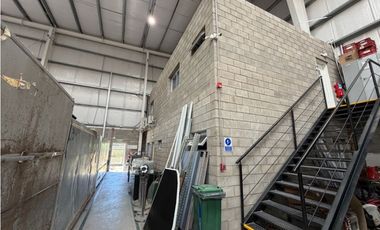 Galpon 970m2 con oficinas en Colectora Sur