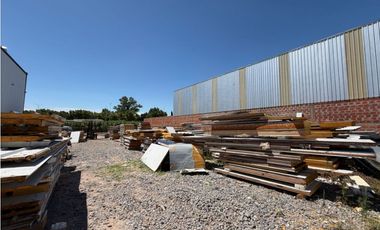 Galpon 970m2 con oficinas en Colectora Sur