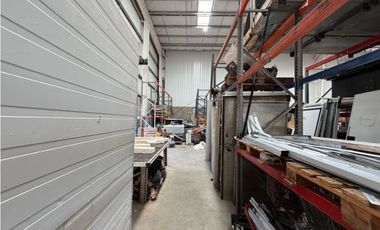 Galpon 970m2 con oficinas en Colectora Sur