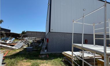 Galpon 970m2 con oficinas en Colectora Sur