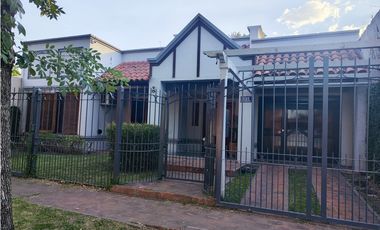 Hermosa Casa con Pileta Zona Hospital