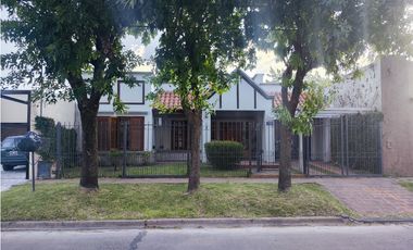 Hermosa Casa con Pileta Zona Hospital