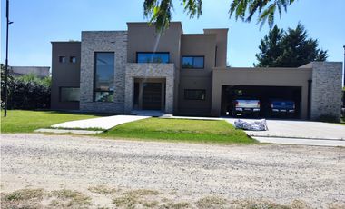 Hermosa Casa en Las Cortaderas de Lujan