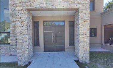 Hermosa Casa en Las Cortaderas de Lujan