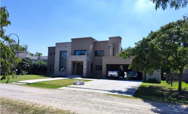 Hermosa Casa en Las Cortaderas de Lujan