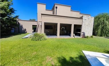 Hermosa Casa en Las Cortaderas de Lujan