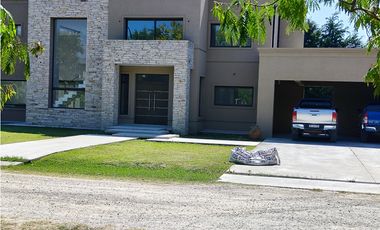 Hermosa Casa en Las Cortaderas de Lujan