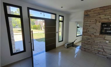 Hermosa Casa en Las Cortaderas de Lujan