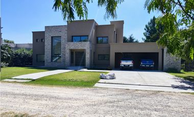 Hermosa Casa en Las Cortaderas de Lujan