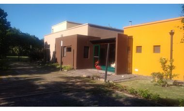 HERMOSA CASA EN EN EL BARRIO LAS CHACRAS DE OPEN DOOR , LUJAN