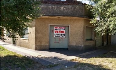 Casa con local Hernandarias y Juramento