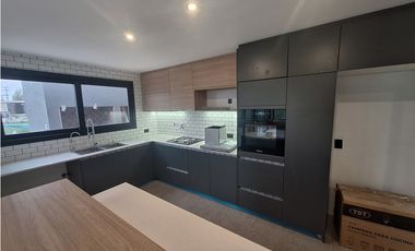 Arenas Chico - Casa a Estrenar 4 ambientes c/ piscina