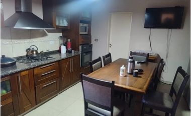 Casa en venta frente a plaza – entorno residencial y privado