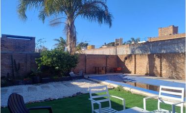 Casa en venta frente a plaza – entorno residencial y privado