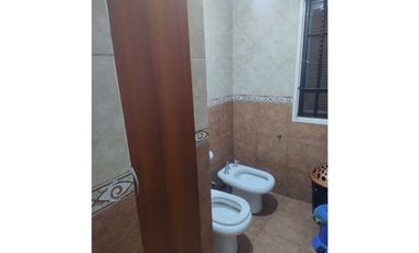 Casa en venta frente a plaza – entorno residencial y privado