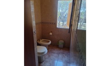 Casa en venta frente a plaza – entorno residencial y privado