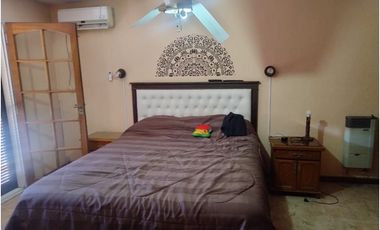 Casa en venta frente a plaza – entorno residencial y privado