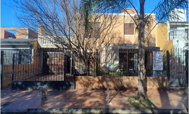 Casa en venta frente a plaza – entorno residencial y privado
