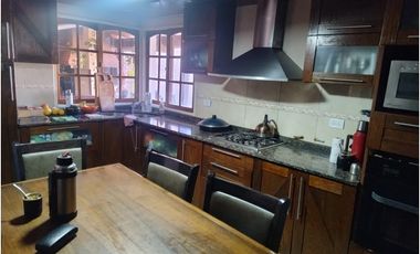 Casa en venta frente a plaza – entorno residencial y privado