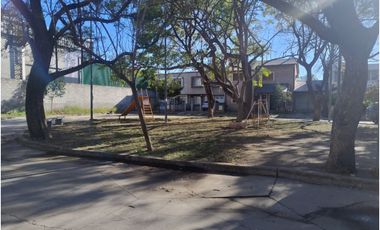 Casa en venta frente a plaza – entorno residencial y privado