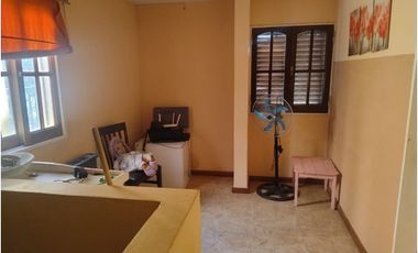 Casa en venta frente a plaza – entorno residencial y privado