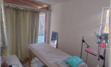 Casa en venta frente a plaza – entorno residencial y privado