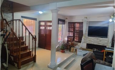 Casa en venta frente a plaza – entorno residencial y privado