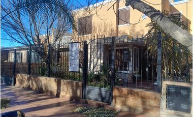 Casa en venta frente a plaza – entorno residencial y privado