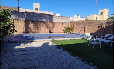 Casa en venta frente a plaza – entorno residencial y privado