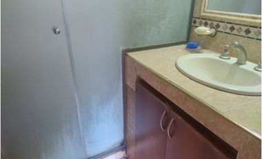 Casa en venta frente a plaza – entorno residencial y privado