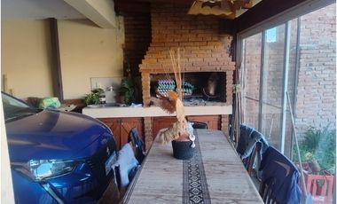 Casa en venta frente a plaza – entorno residencial y privado