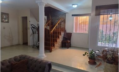 Casa en venta frente a plaza – entorno residencial y privado
