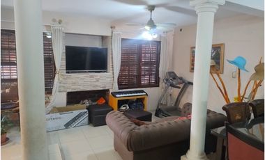 Casa en venta frente a plaza – entorno residencial y privado