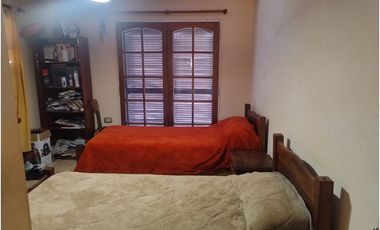Casa en venta frente a plaza – entorno residencial y privado