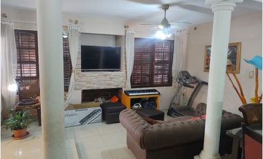 Casa en venta frente a plaza – entorno residencial y privado