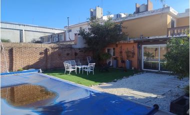 Casa en venta frente a plaza – entorno residencial y privado