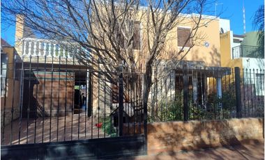 Casa en venta frente a plaza – entorno residencial y privado