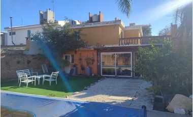 Casa en venta frente a plaza – entorno residencial y privado