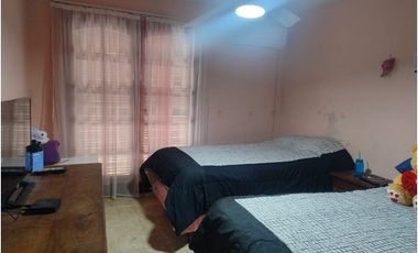 Casa en venta frente a plaza – entorno residencial y privado