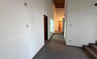 Casa en Alquiler 4 Dormitorios, Consultorios y Galpón Alto Alberdi