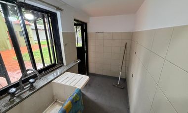Casa en Alquiler 4 Dormitorios, Consultorios y Galpón Alto Alberdi
