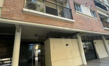 Departamento en alquiler en San Isidro 2 ambientes al frente con balcón y cochera.