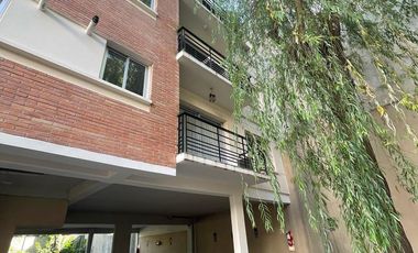 Departamento en alquiler en San Isidro 2 ambientes al frente con balcón y cochera.