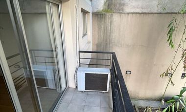 Departamento en alquiler en San Isidro 2 ambientes al frente con balcón y cochera.